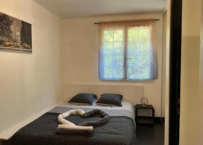 L\'appart Isa&Marc T2 avec rez-de-jardin (bus aéroport) tout équipé pour 4 personnes;
