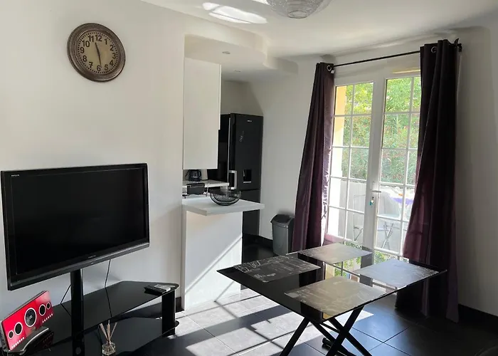 L\'appart Isa&Marc T2 avec rez-de-jardin (bus aéroport) tout équipé pour 4 personnes;